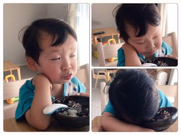 Với hastag #whenmykidsareoutofbatteries trên các trang mạng xã hội, bạn sẽ dễ dàng tìm thấy những hình ảnh chụp các kiểu ngủ của các nhóc tỳ khi "cạn năng lượng.