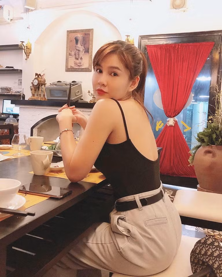 Thu Hoài từng nổi tiếng trong vai trò hot girl, sau đó là diễn viên và BTC của các chương trình thể thao.
