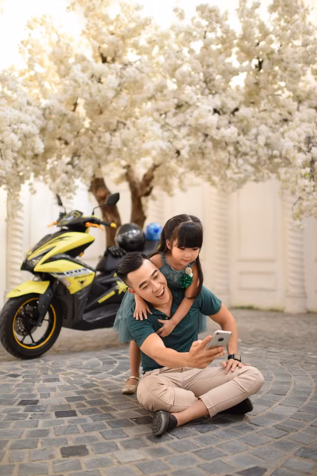 Nhiều người cho rằng "con gái là người tình kiếp trước của bố" quả là chính xác, đặc biệt với cặp "cha con diễn sâu" bố Mạnh Hải - bé Bối Bối. Cặp đôi này đã tạo ra những tràng cười cực sảng khoái cho cộng đồng mạng với clip nhép hài "Khi mẹ vắng nhà" siêu nhắng.