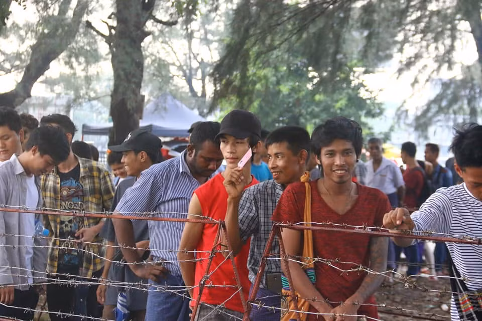Hinh anh CDV Myanmar xep hang mua ve AFF Cup chang kem Viet Nam
