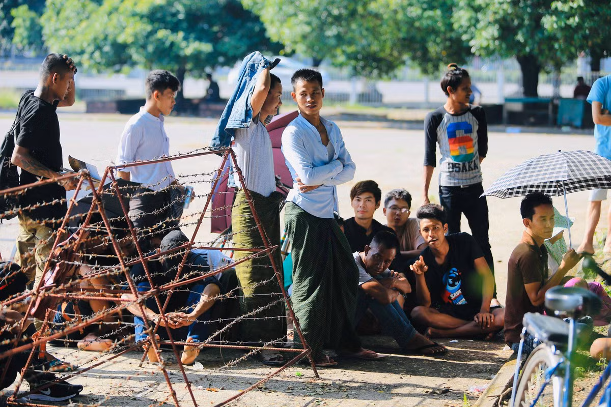 Bên trong, người của BTC kiểm tra thẻ căn cước, bằng lái xe sau đó bán vé cho cổ động viên.