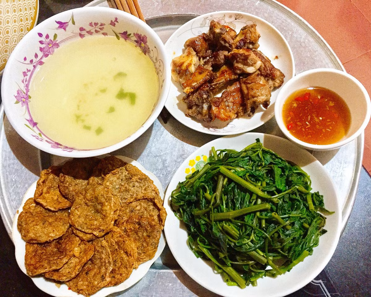 Sườn rán, rau muống luộc tuy đơn giản nhưng vẫn khiến cánh mày râu phải thích mê.