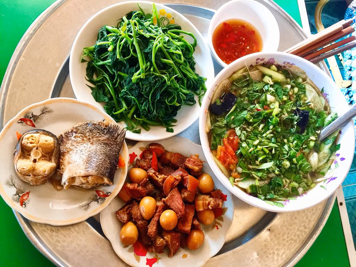 Ngay sau khi bài viết của Hà Hương được chia sẻ, hội chị em MXH đã ùn ùn đăng tải những bức ảnh khoe mâm cơm mình nấu và tạo nên một không khí vô cùng nhộn nhịp.