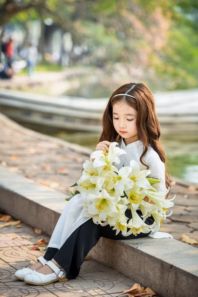 Đó cũng là lý do mà bé Hà Vy, 6 tuổi đã được mẹ sắm sửa để chụp một bộ ảnh rất ngọt ngào cùng hoa loa kèn và bất ngờ được dân mạng đón nhận nhiệt tình.