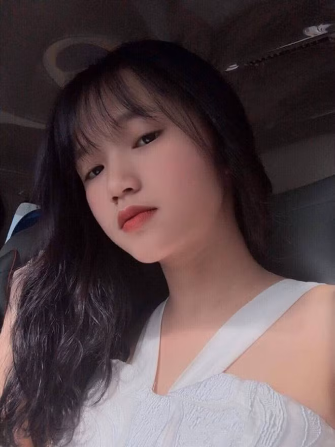Điều khiến dân mạng chú ý tới nữ sinh ngủ gật trong ngày khai giảng là gương mặt xinh xắn, mái tóc đen dài cùng thần thái cuốn hút, dù bị chụp lén. Cô nàng nhanh chóng được các cánh mày râu tìm kiếm danh tính.