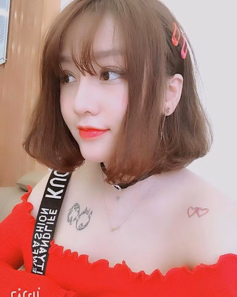 Cách đây không lâu, những hình ảnh hậu PTTM với gương mặt sưng phù, làn da sần sùi của Kiều Anh Hera cũng được nhiều người chuyền tay nhau trên MXH.