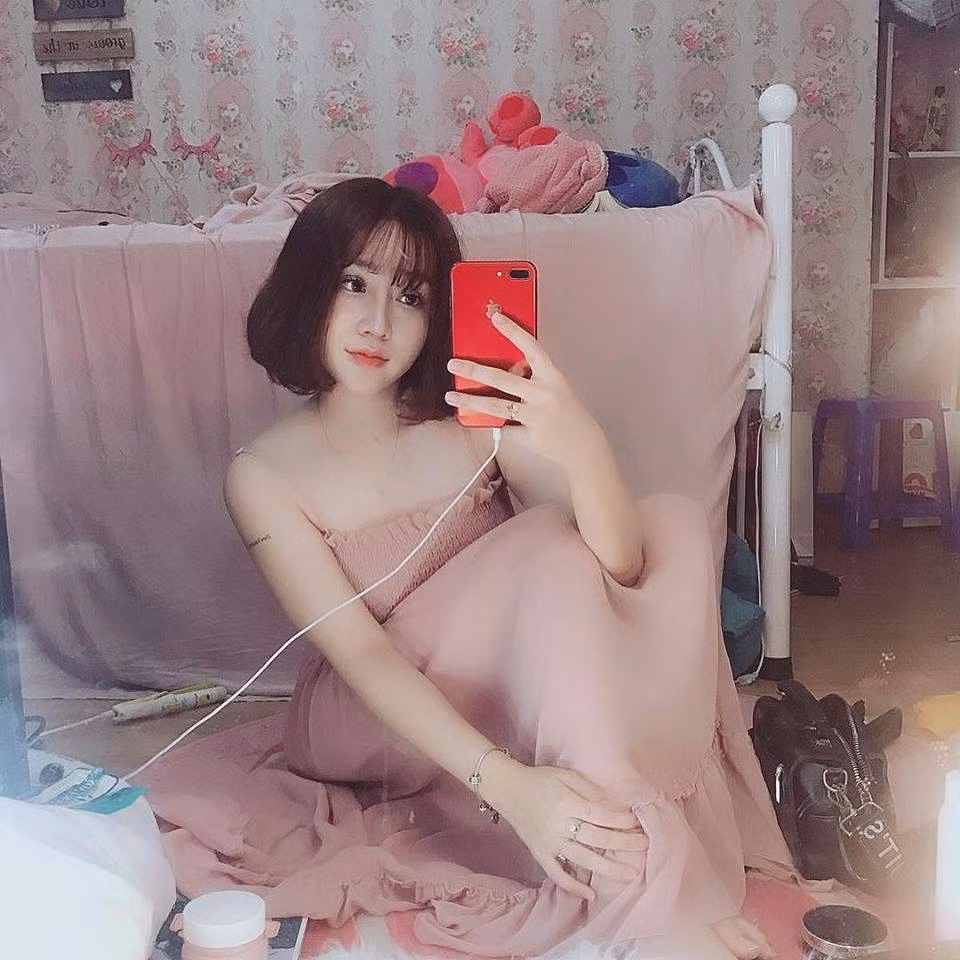 Mới đây trên trang cá nhân của mình, nữ streamer Kiều Anh Hera đã đăng tải những bức ảnh mới nhất. Cô nàng này hút mắt người xem bởi khuôn mặt xinh xắn, thân hình quyến rũ và gợi cảm.