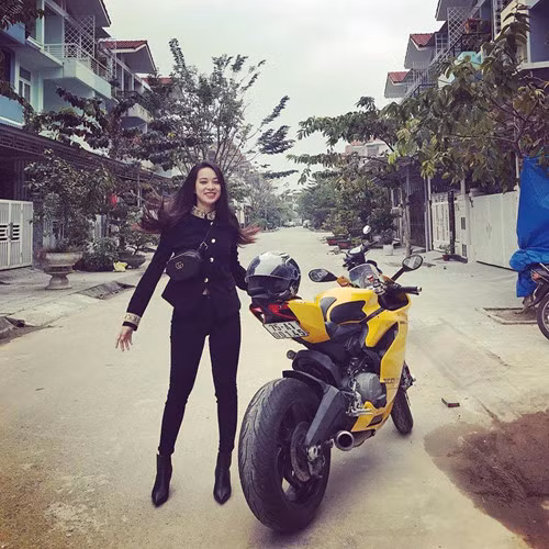 Nguyễn Thị Hoài Thương, sinh năm 1993 tại Huế. Hiện Thương là chủ của shop quần áo thời trang được các bạn trẻ tại Huế yêu thích. Theo những thông tin dân mạng thu thập được, Hoài Thương đam mê moto phân khối lớn, đã từng sở hữu Monster795, Hyperstarda và hiện tại cô gái xứ Huế này đang đi chiếc Ducati Panigale 899 giá rơi khoảng 550 triệu đồng.