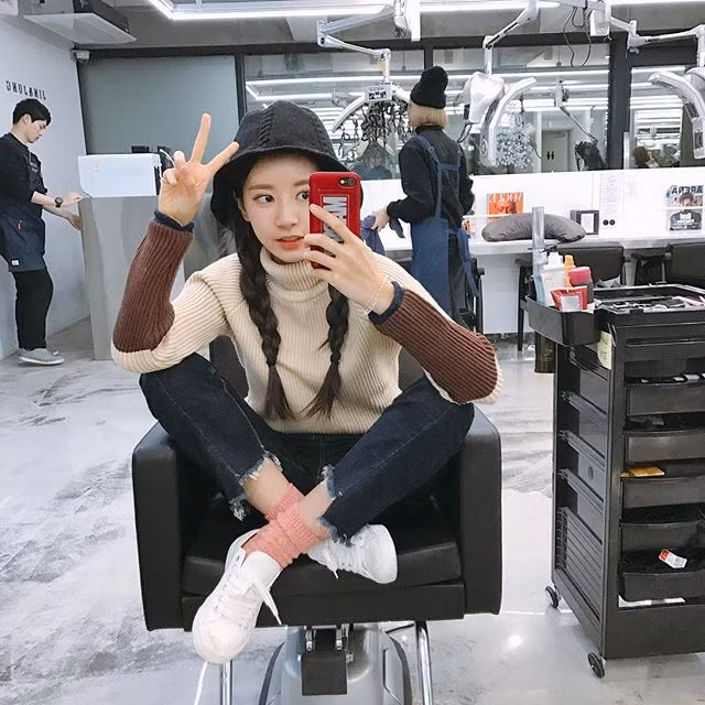 Với thân hình gọn gàng, gương mặt dễ nhìn nhưng có chút "nghịch ngợm" đến từ đôi mắt tròn to, cùng làn da trắng đặc trưng, Myo khiến nhiều người phải chú ý tới mình mỗi khi xuất hiện tại salon tóc.
