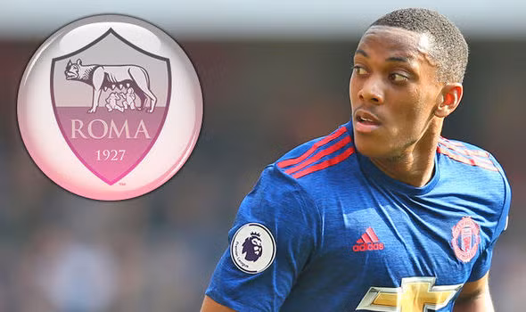 Martial vẫn đang được theo đuổi: Sau Roma và Inter, một đội bóng lớn khác của Italia là Napoli ngỏ lời muốn hỏi mượn kèm mua đứt tiền đạo Anthony Martial. Tiền đạo mới 21 tuổi người Pháp đang thể hiện tốt trong tour du đấu mùa hè của M.U. Tuy nhiên, với việc hàng công M.U chỉ có 3 cái tên là Lukaku, Martial và Rashford, khả năng HLV Mourinho chấp thuận đề nghị này là rất thấp. Ảnh: Calcio