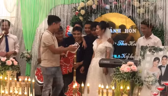 Cũng từ việc mất thời gian nghĩ việc quà mừng cưới ra sao, nhiều nhóm bạn đã khiến cô dâu, chú rể rơi vào tình cảnh dở khóc, dở cười.