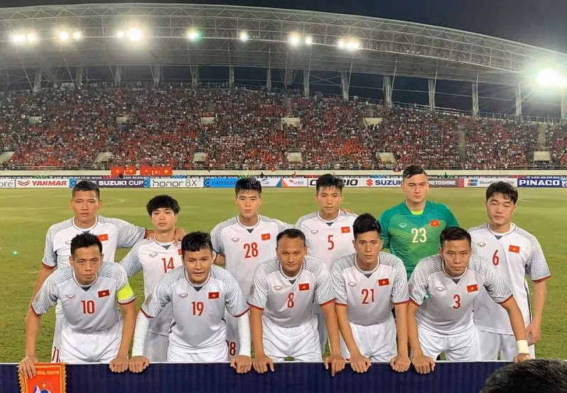 Những hình ảnh của Quang Hải trong các trận đấu cũng được "đào" lại để kiểm chứng liệu có phải anh chàng này "nghiện" áo dài tay hay còn nguyên nhân nào khác.