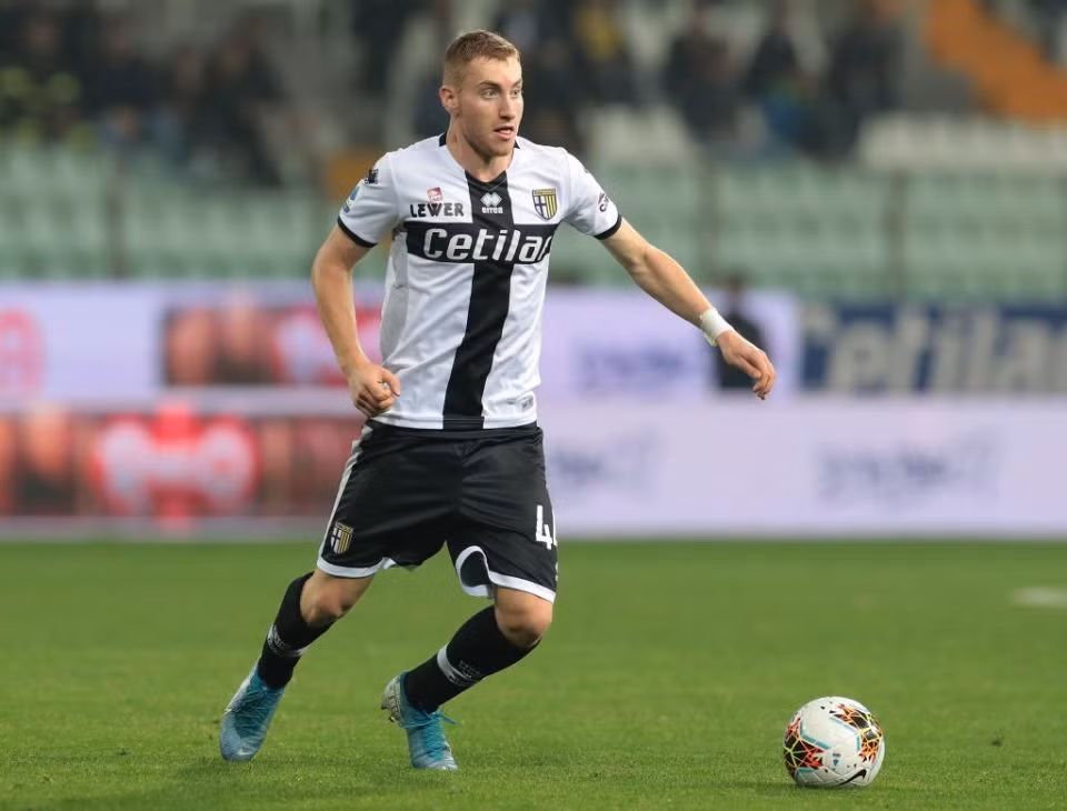 Theo Gazzetta dello Sport (Calciomercato dẫn nguồn), tiền vệ của Atalanta, Dejan Kulusevski đang là một trong số các mục tiêu tiềm năng của Liverpool. Tiền vệ 19 tuổi người Thụy Điển hiện đang được cho mượn tại Parma đã thu hút một số CLB lớn, bất chấp những phát biểu ''chưa nghĩ đến tương lai''.