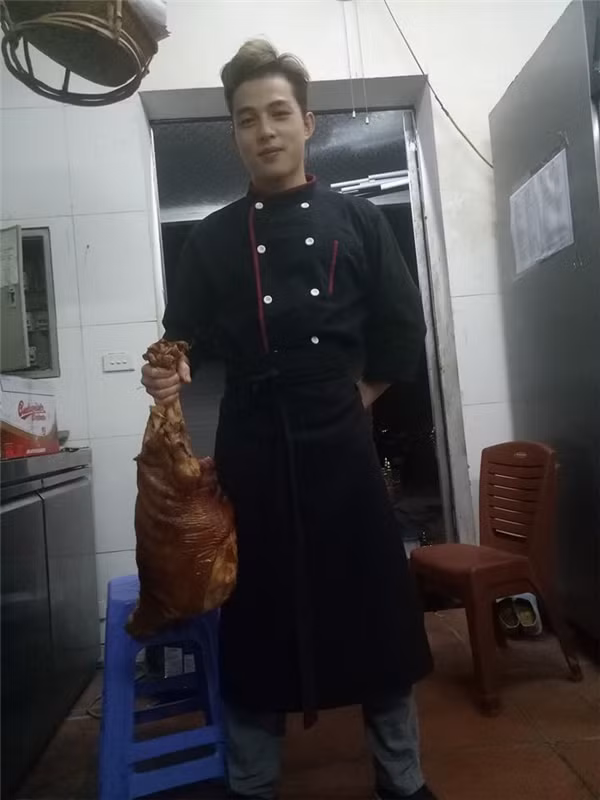 Ngay sau đó, các “thánh mạng” đã nhanh chóng “truy lùng”ra chàng trai này. Đó là Nguyễn Mạnh, sinh năm 1998, quê gốc tại Thanh Hóa, hiện đang làm việc cho một nhà hàng tại Hà Nội.