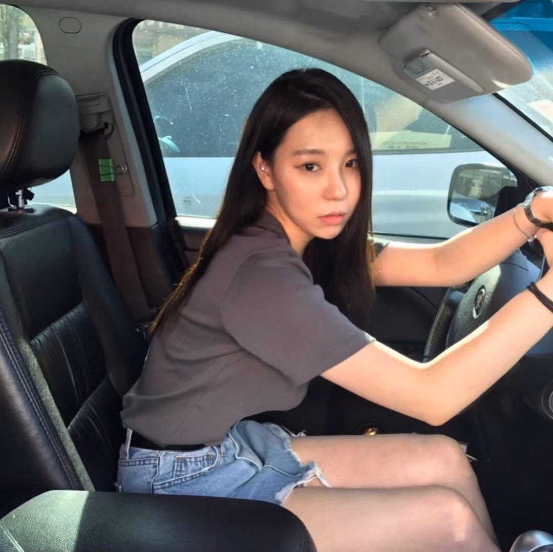 Khuôn mặt đẹp cùng thân hình đầy kích thích, bảo sao mà anh em trên mạng xã hội không điên đảo vì nữ HLV Yoga này.