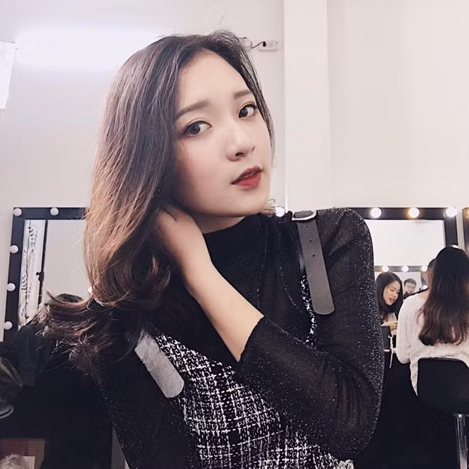 Cô bạn MC truyền hình được nhắc tới với chiều cao khiến mọi người bất ngờ đó là Vũ Phương Thảo (sinh năm 1997, sinh viên Học viện Báo chí và Tuyên truyền). Dù mới chỉ học năm thứ ba song cô bạn đã là MC của nhiều chương trình quen thuộc lên sóng VTV như "Khoảnh khắc yêu thương", "Chuyện đêm muộn", "Mỗi ngày một niềm vui", "Đẹp 24/7", "Sinh ra từ làng".