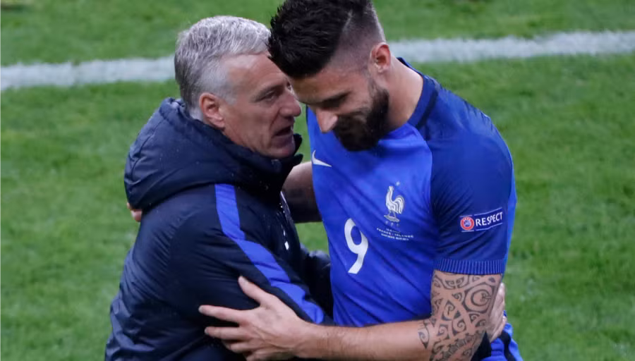 Deschamps khuyên Giroud rời Arsenal: Trước tình trạng liên tục phải ngồi trên hàng ghế dự bị của Oliver Giroud tại Arsenal, HLV tuyển Pháp Didier Deschamps đã thông qua trợ lý cảnh báo tiền đạo người Pháp sẽ suất dự World Cup 2018 nếu như không chuyển hóa được tình hình. Ảnh: Mirror