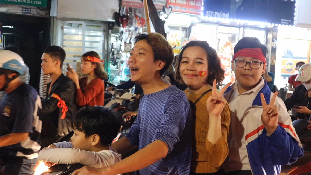 Phỏng vấn nhanh anh Hoàng Nghĩa (SN 1984 tại Hà Nội) cho biết: "Cảm xúc của tôi lúc này là rất khó tả, xem trận đấu mà tôi muốn đứng tim nhưng sau khi Văn Thanh dứt điểm thành công, tôi lại vỡ òa cảm xúc. Nói chung gác lại hết mọi việc, ra đường ăn mừng là việc tôi và gia đình sẽ làm trong tối nay".