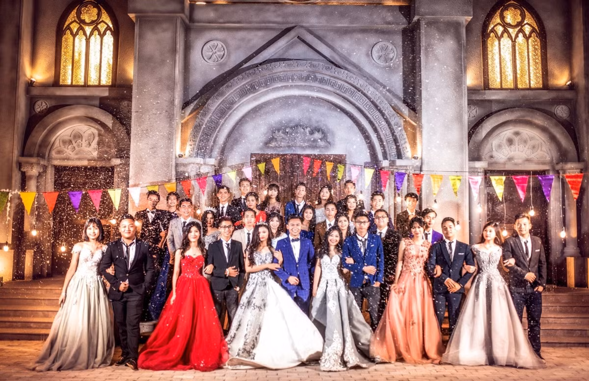 Thời gian qua, xu hướng năm cuối cấp, các em xúng xính thuê quần áo, may đồng phục, thuê các studio chuyên nghiệp để chụp ảnh kỷ yếu. Nhiều bộ ảnh được lên báo, được CĐM trầm trồ vì độ lung linh, hoặc vì độ "hoành tráng", đi theo tất cả đó là số tiền chi ra cũng "đẹp" không kém.