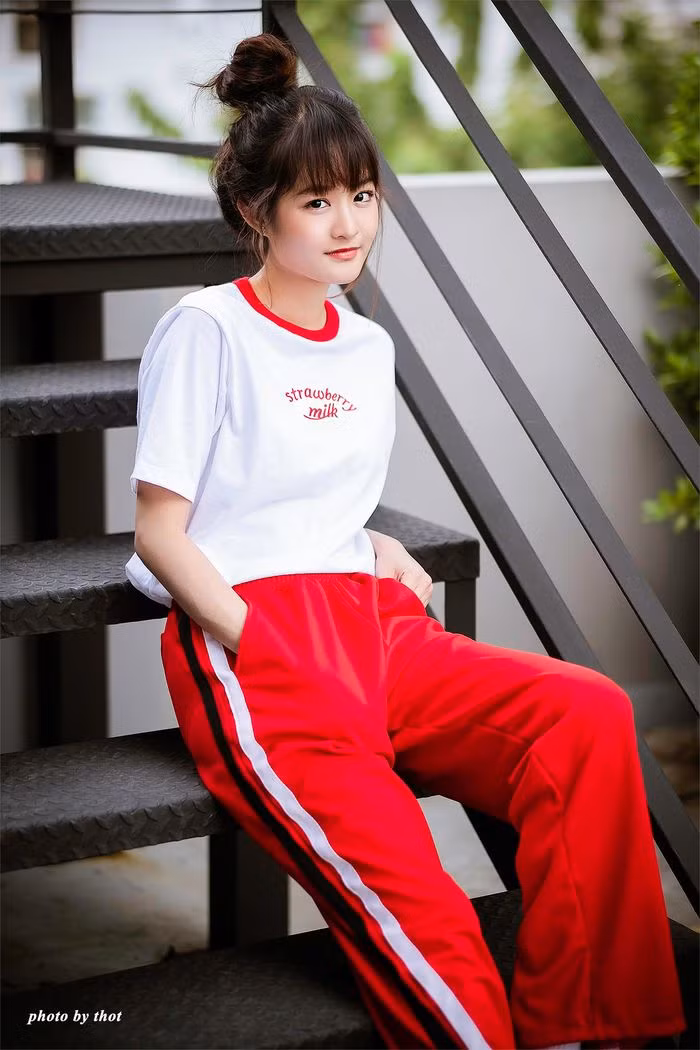 Sở hữu một khuôn mặt xinh đẹp cùng nhiều đường nét ngây thơ, trong sáng Apichana G Werasombati chiếm cảm tình của nhiều anh chàng trên mạng xã hội.