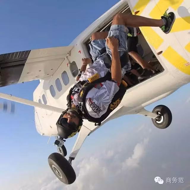 Không dừng lại ở đó, Hamdan bin Mohammed bin Rashid al Maktoum còn rất đam mê môn nhảy dù mạo hiểm và anh thường nhảy dù để ngắm thành phố Dubai hoa lệ nơi mai sau sẽ do mình "trị vì".