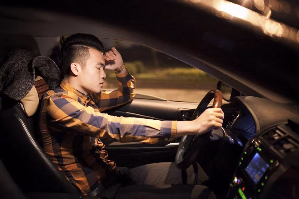 Hoàng Thịnh lạnh lùng bên trong xế hộp.