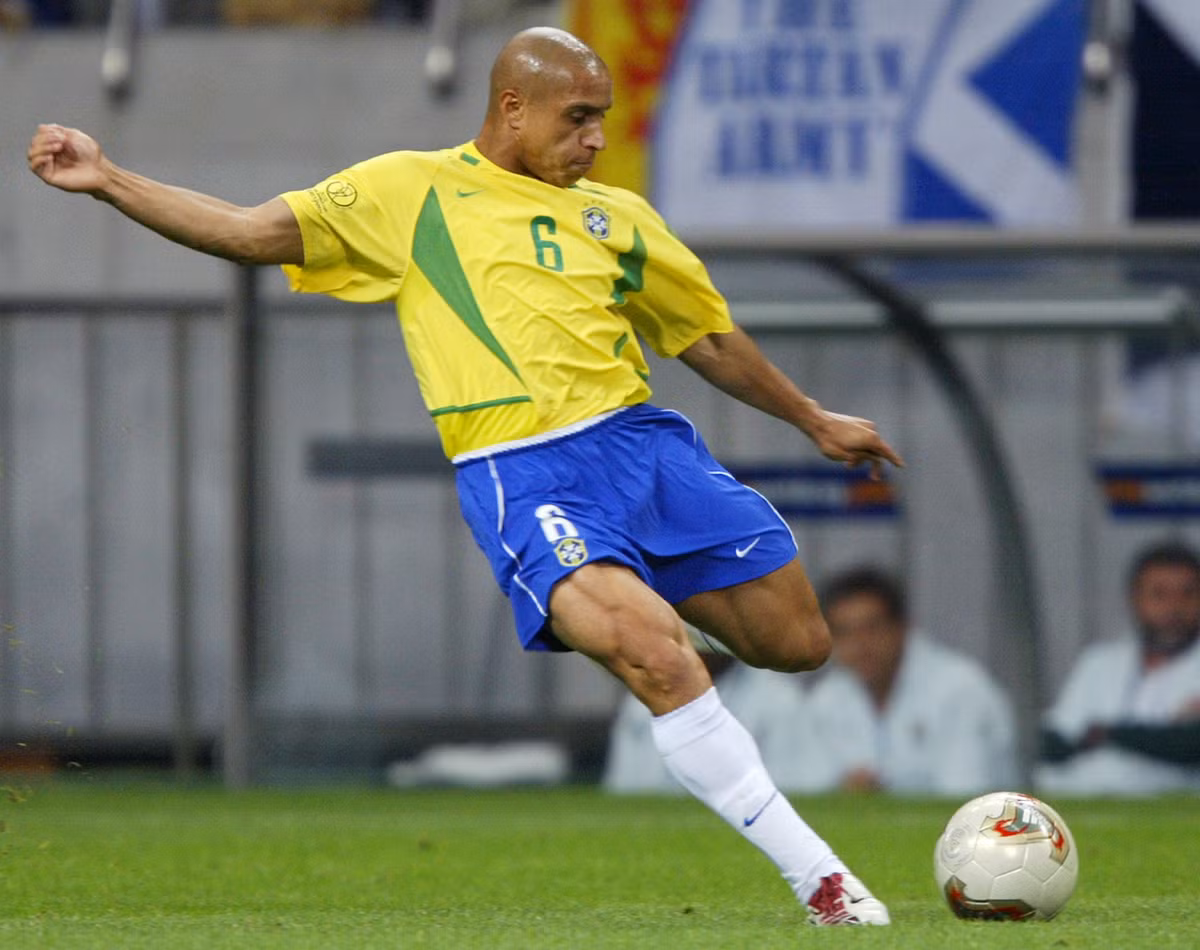 Roberto Carlos được giới chuyên môn cũng như NHM đánh giá là một trong những hậu vệ trái vĩ đại nhất mọi thời đại. Không những nổi tiếng về tốc độ mà ngôi sao người Brazil này còn có những cú tắc bóng chuẩn xác đến từng milimet. Ảnh: Goal.