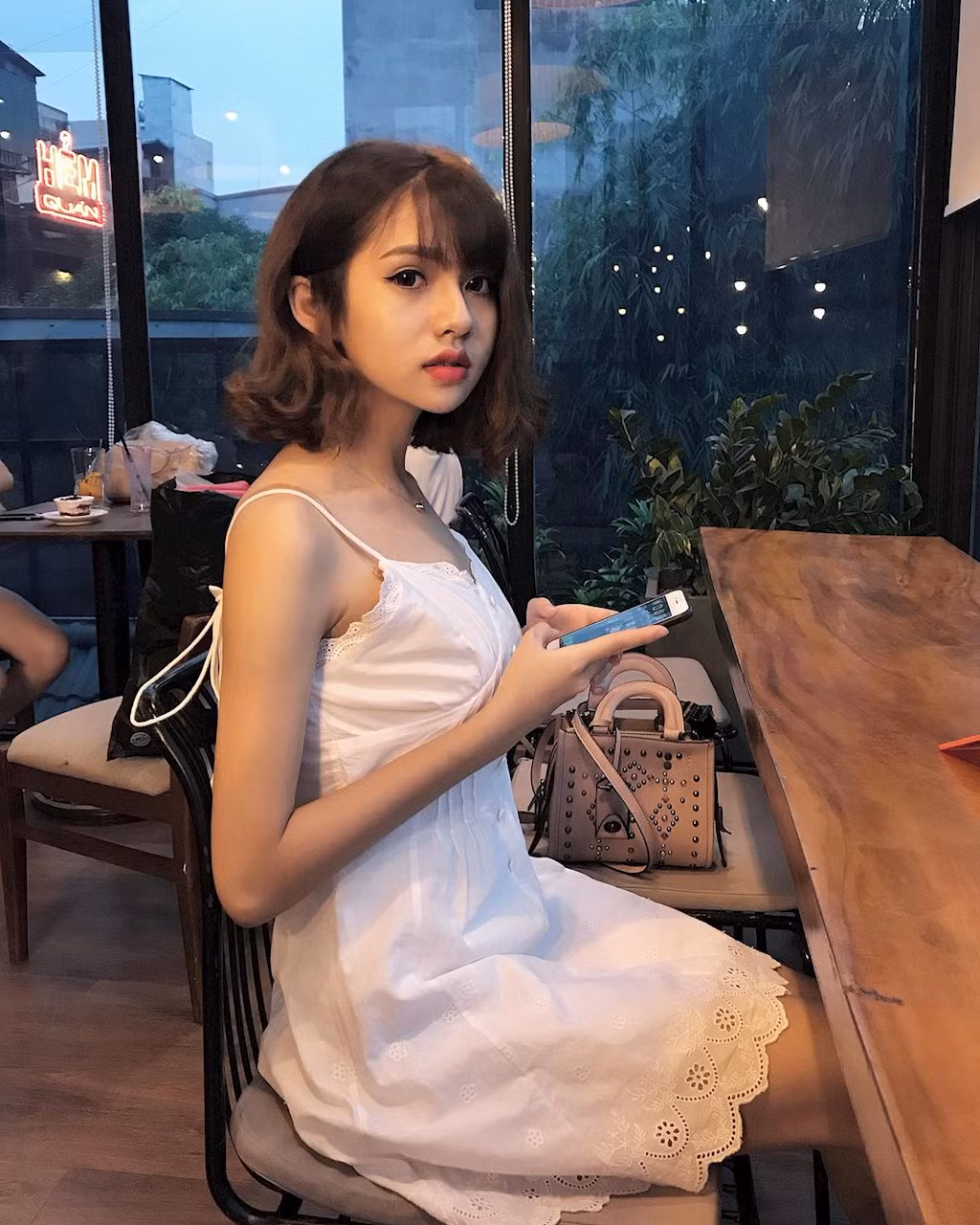 Đang say trong cơn "ảo mộng" thì nhiều anh em nhận được tin "sét đánh" Khánh Huyền là "hoa có chủ". Được biết người yêu của cô nàng là chàng trai cực kì tâm lý, chiều chuộng cô nàng và đôi khi rất trẻ con.