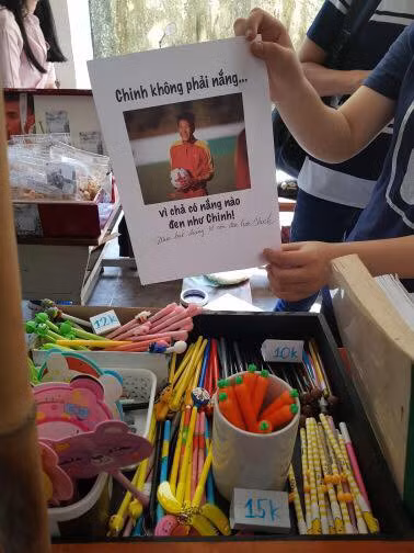 "Chinh không phải nắng vì chả có nắng nào đen như Chinh" một câu đùa cực hay được NHM gửi tặng đến "thánh lầy" U23 Việt Nam - Hà Đức Chinh.