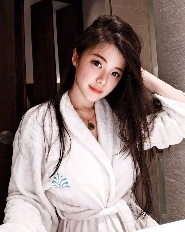 Mặc dù có vòng 1 khủng , nhưng Nghiên Quân lại không thường khoe thân trong những bộ đồ hở hang như những hot girl khác. Cô ăn vận kín đáo, thích đi du lịch và còn biết võ.