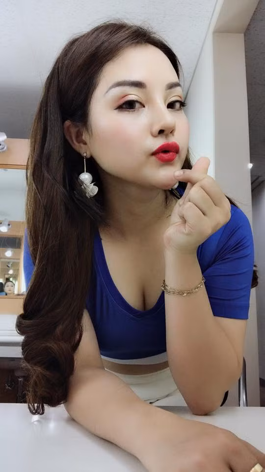 Xuất hiện trong chương trình đồng hành cùng World Cup, Trà My đã bày tỏ tình yêu bóng đá của mình với các chàng trai đến từ "băng đảo" Iceland.