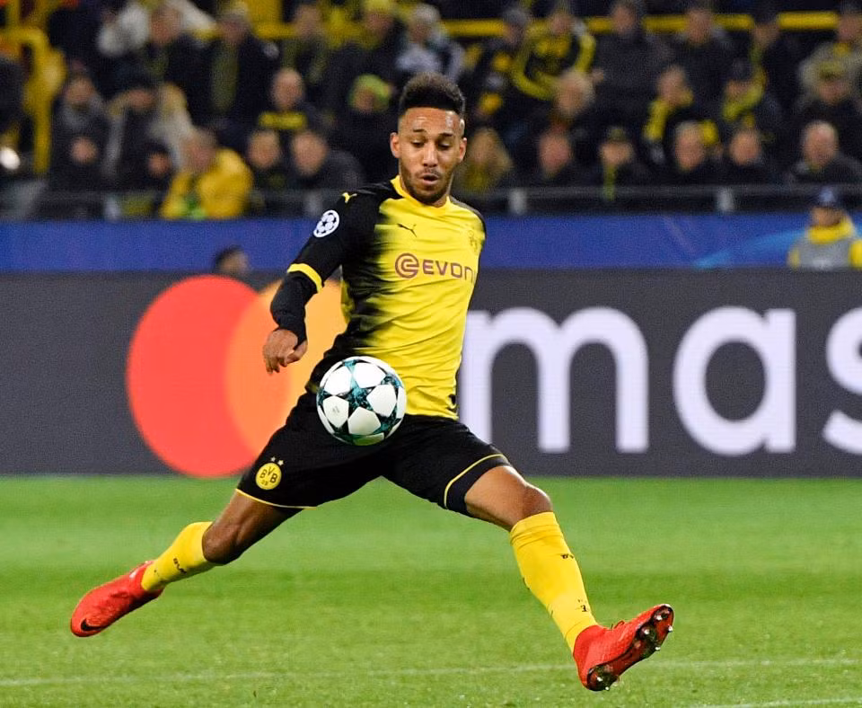 Mirror cho hay, Aubameyang đã đạt được thỏa thuận cá nhân với Arsenal, sau khi cựu thủ thành Jens Lehmann (đang làm việc cho Pháo thủ) bay về Đức đàm phán chuyển nhượng. Ảnh: Mirror