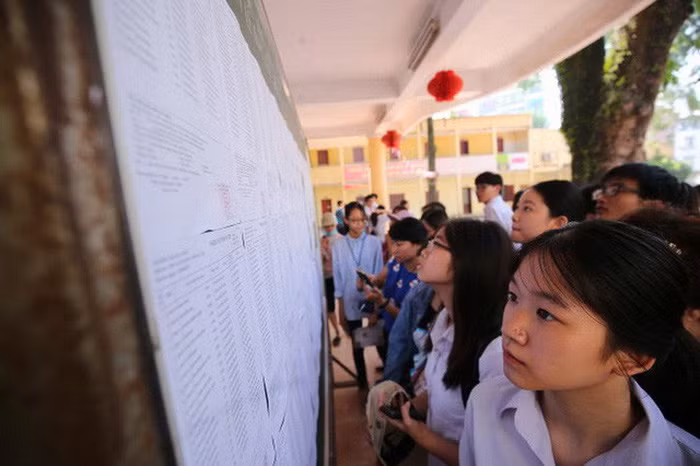 Thí sinh thi vào lớp 10 tại Hà Nội năm học 2018-2019 đang xem danh sách thi tại điểm thi - Ảnh: NAM TRẦN