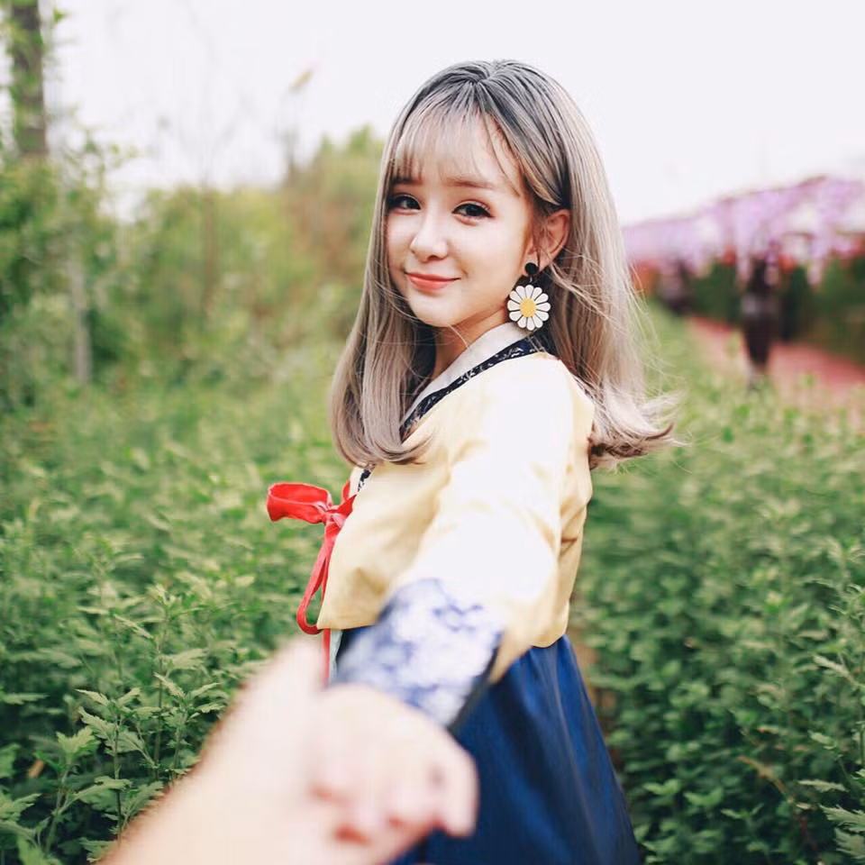Tham gia nghệ thuật sớm nhưng Yến Tatoo vẫn sở hữu thành tích học tập đáng nể khi đạt danh hiệu học sinh giỏi trong suốt 12 năm ngồi trên ghế nhà trường. Ảnh sử dụng trong bài: FBNV.