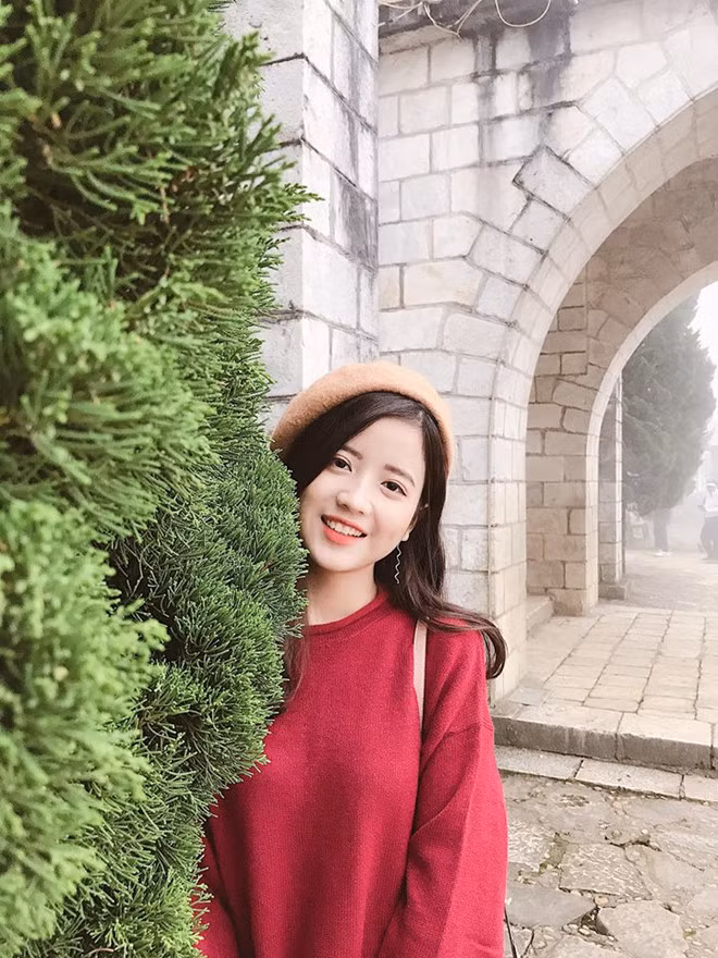 Thúy sở hữu nhan sắc trong trẻo, xinh xắn. Hiện cô bạn này là sinh viên năm cuối khoa Luật thương mại quốc tế, Đại học Ngoại thương Hà Nội.