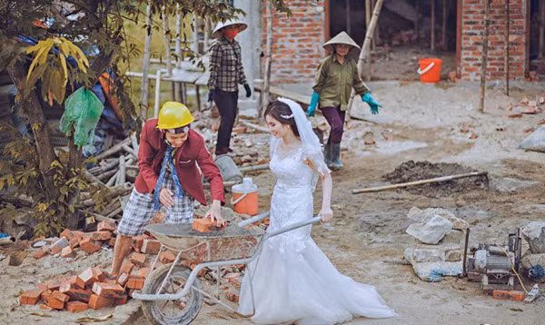 Chủ nhân của bộ ảnh cưới "vợ chồng thợ xây" là chú rể Nguyễn Quốc Viết (sinh năm 1990) và cô dâu Nguyễn Thúy Hạnh (sinh năm 1993) cùng quê Can Lộc - Hà Tĩnh.