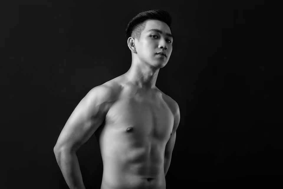 Sau đó lên cấp 3, Ngọc Lâm được một người bạn cùng lớp nhờ đi chụp ảnh sản phẩm. Sau khi xem ảnh thì người bạn đó quyết định thuê Lâm về làm việc lâu dài. Đây cũng chính là bước khởi đầu cho niềm đam mê nhiếp ảnh của Lâm đến tận bây giờ.