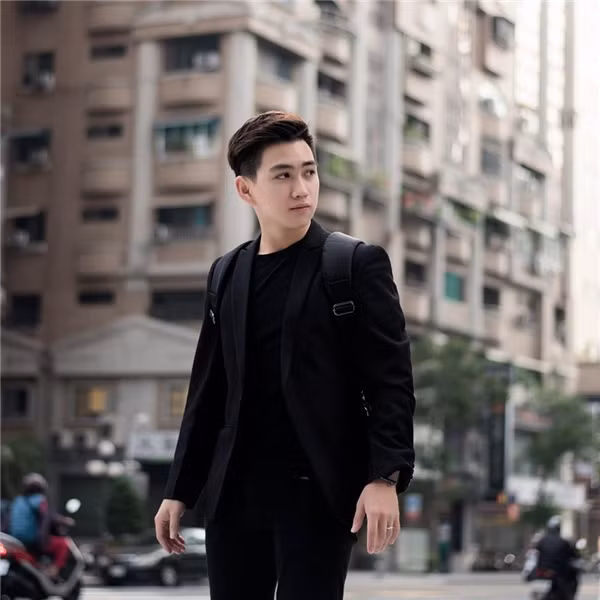 Mặc dù học ngành kinh tế nhưng Ngọc Lâm lại có sở thích với chiếc máy ảnh và luôn mong muốn trở thành một nhiếp ảnh gia chuyên nghiệp.