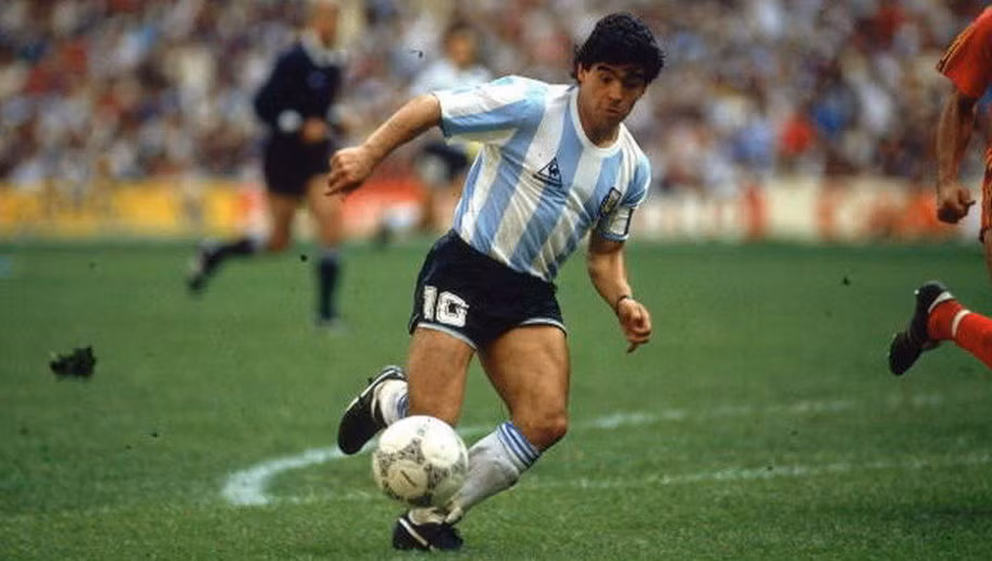 Cũng giống như Xherdan Shaqiri, "Cậu bé vàng" Diego Maradona dù sở hữu thân hình nhỏ thó nhưng bù lại lại có đôi chân vô cùng săn chắc và vững chãi. Đẳng cấp đi bóng của huyền thoại người Argentina thì khỏi bàn, vô cùng nhanh nhẹn, lắt léo, vượt xa phần còn lại.