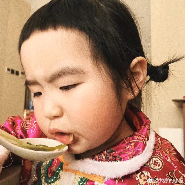 Không chỉ được gắn với biệt danh "thánh ăn nhí", cô bé Tiểu Mãn còn gây chú ý với mái tóc Maruko và gương mặt bầu bĩnh đáng yêu.
