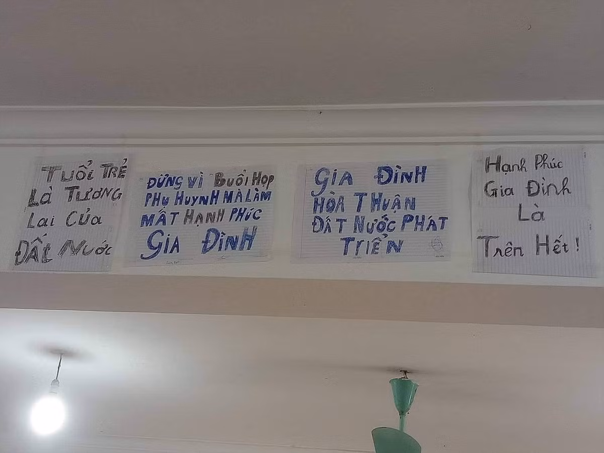 Khi thấy tấm poster với khẩu hiệu như trên khiến dân tình vừa chột dạ, một phần cười "rụng rốn" vì nhìn thấy mình trong đó.