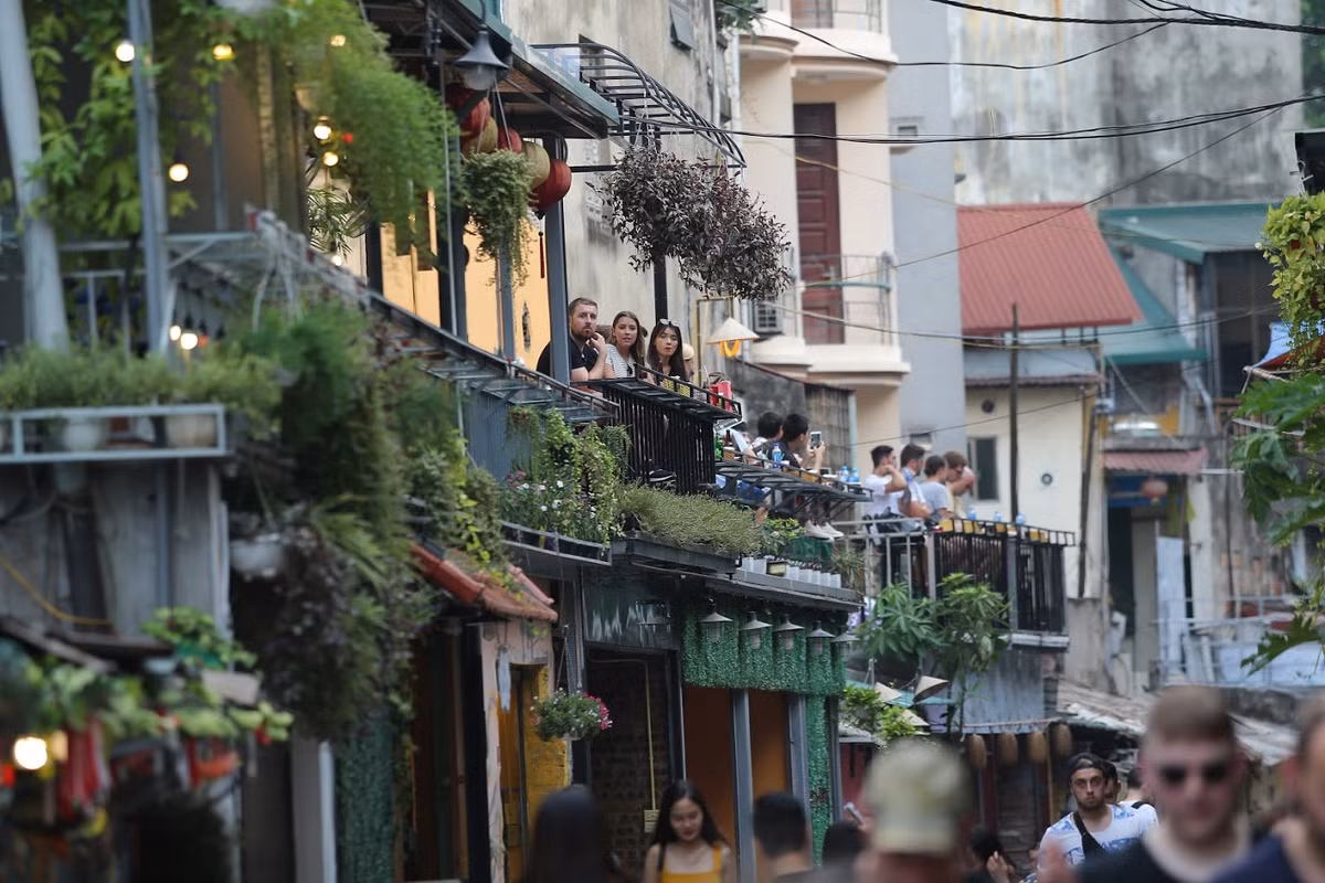 Sau khi yêu cầu giải tán cafe đường tàu của Bộ GTVT được đưa ra, CĐM đã có những ý kiến trái chiều.