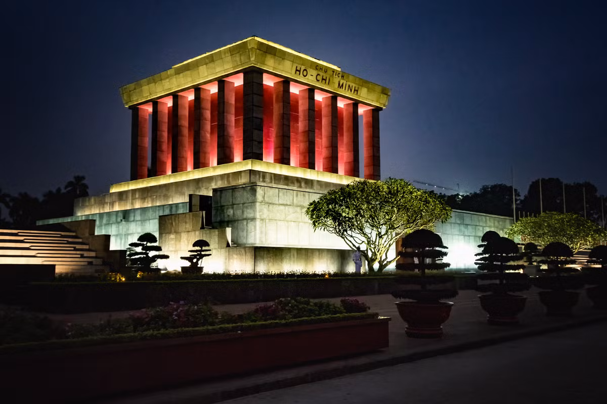 Trong di chúc, lãnh tụ Hồ Chí Minh muốn được hỏa táng và đặt tro tại ba miền đất nước. Tuy nhiên, Bộ Chính trị Ban Chấp hành Trung ương Đảng Cộng sản Việt Nam khóa III, với lý do "theo nguyện vọng và tình cảm của nhân dân", quyết định giữ gìn lâu dài thi hài Bác Hồ để sau này người dân cả nước, nhất là người dân miền Nam, khách quốc tế có thể tới viếng.