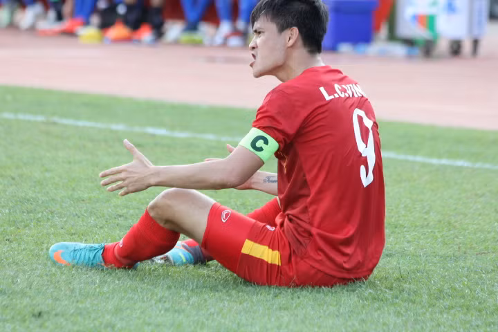 Sau trận đấu, đội trưởng ĐTQG Việt Nam - Lê Công Vinh tỏ ra rất bức xúc. Còn nhớ sau tình huống Trọng Hoàng ghi bàn, cầu thủ số 15 của Malaysia đã có pha vào sau với Công Vinh khiến anh tỏ vô cùng đau đớn trên sân và phải thi đấu với cái chân chảy máu.