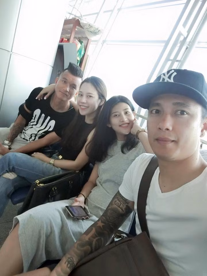 Cặp đôi Sỹ Mạnh - Trúc Nguyễn và vợ chồng cầu thủ Đinh Tiến Thành - Đậu Trà My trong một chuyến đi du lịch.