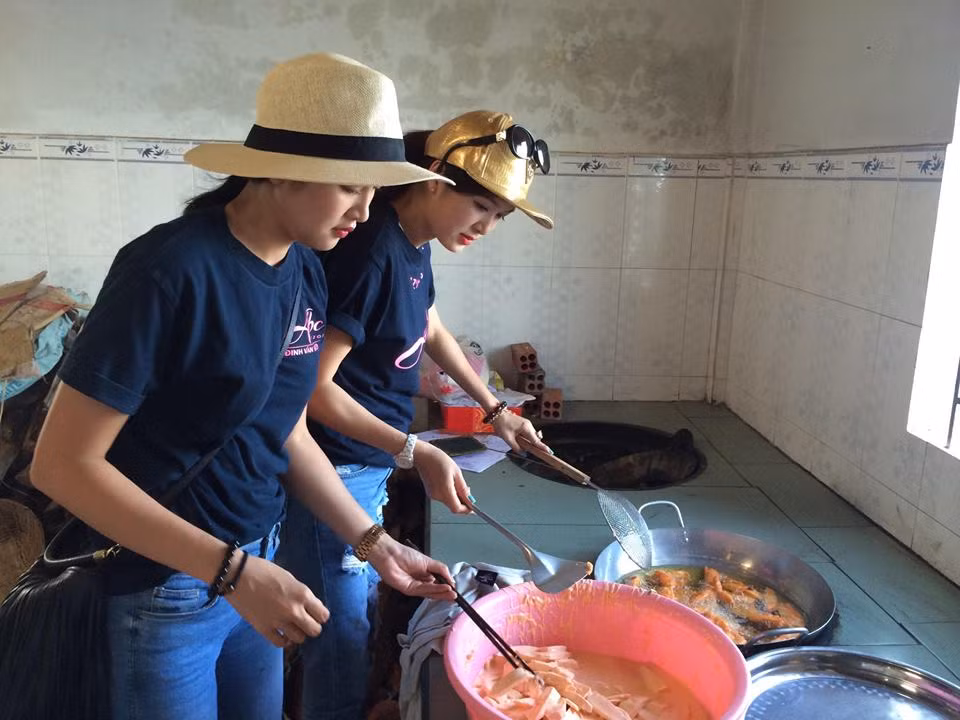 Ngoài thời gian hoạt động nghệ thuật, Trúc Nguyễn còn dành thời gian của mình cho những hoạt động từ thiện. Ảnh: FBNV.