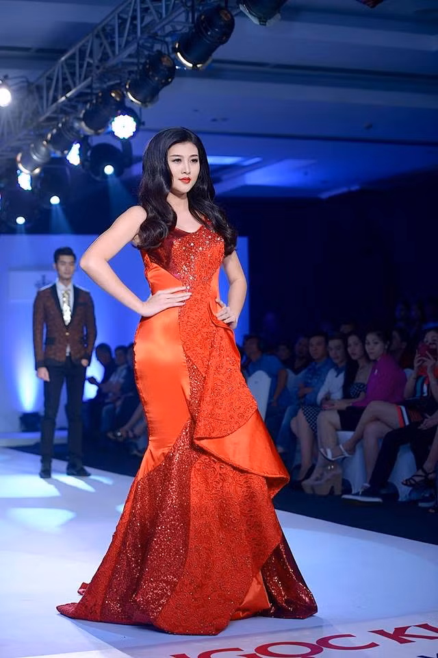 Trúc Nguyễn là gương mặt quen thuộc trên các sàn catwalk nổi tiếng trong nước.