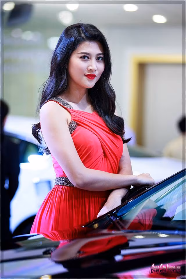 Bên cạnh đó cô gái sinh năm 1989 này còn là một người mẫu ảnh khá đắt show.