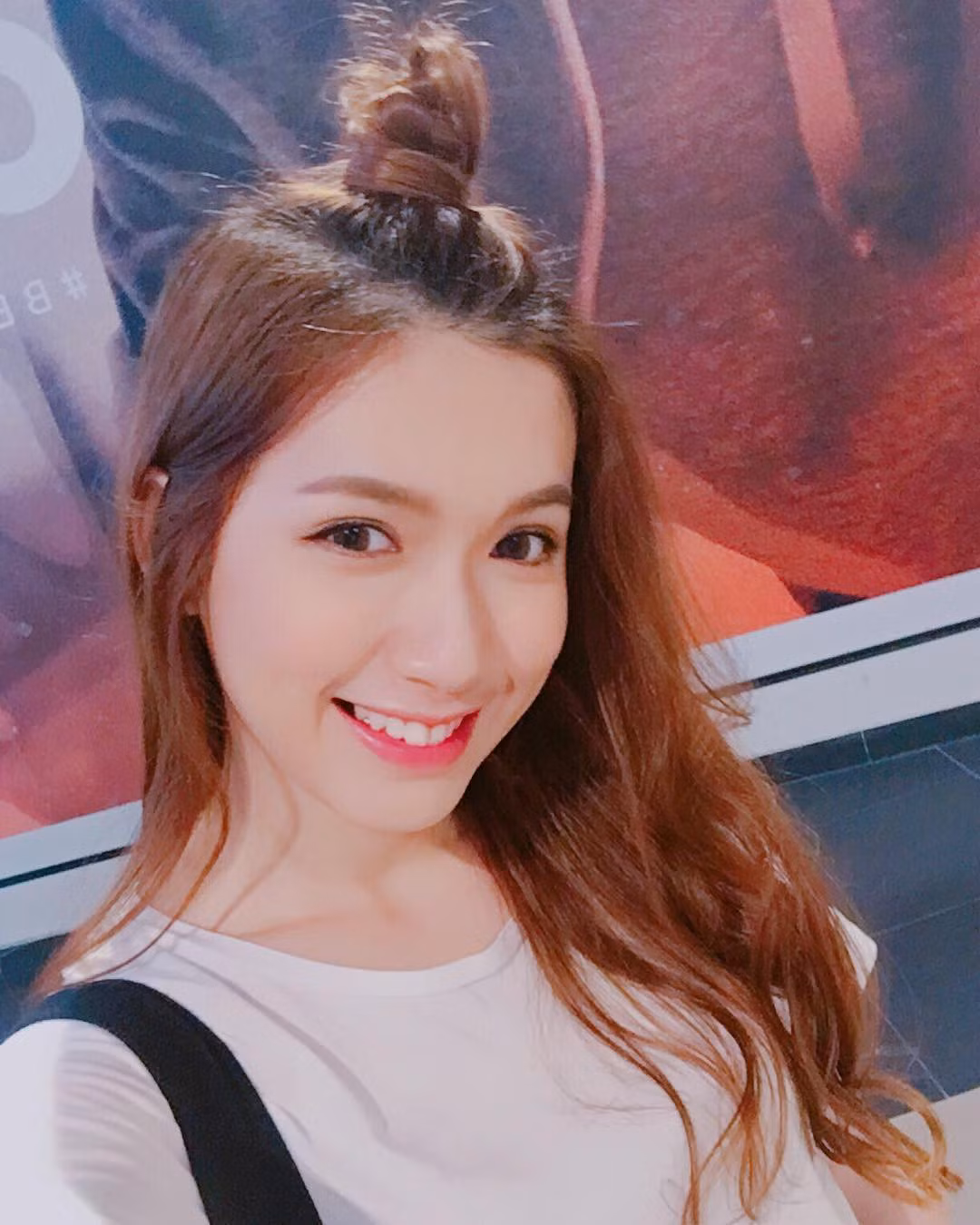 Sở hữu một gương mặt vô cùng xinh xắn và dễ thương, Lovell dễ dàng lấy thiện cảm của những người đối diện ngay phút giây tiếp xúc đầu tiên. Chưa kể nhiều người còn cho rằng, cô bạn này có nhan sắc trong veo đến lạ khiến khó lòng bỏ qua.