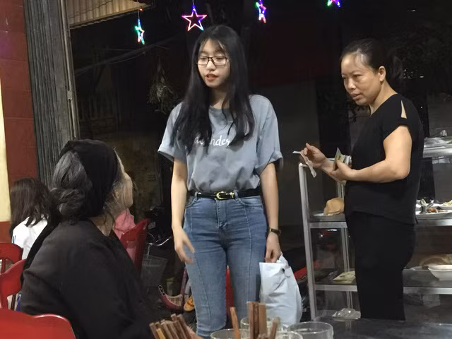 Vừa qua, câu chuyện tưởng chừng như là đời thường của một cô gái xinh xắn đã không ngần ngại trả tiền cơm cho cụ bà ăn xin nghèo khổ đã chạm tới tâm can của cộng đồng mạng. Ngay lập tức, danh tính của nhân vật chính trong câu chuyện đã được tìm ra.